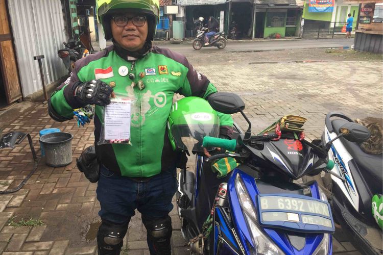 Maman Sulaeman (51), pengemudi ojek online dari Go-Jek menjadi buah bibir di media sosial karena tindakannya yang kerap memberikan kejutan kepada para pelanggan. Sejak menekuni profesi driver ojek online pada 2015, Maman memiliki ide untuk memberikan bingkisan kepada para penumpangnya, Selasa (24/4/2018).