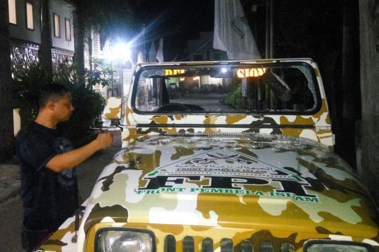 Mobil jip milik Ketua FPI DIY, Bambang Tedy mengalami kerusakan di bagian kaca depan