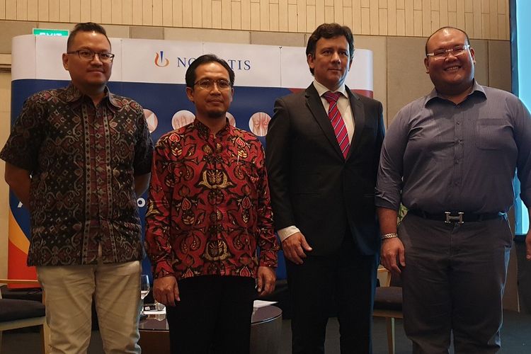 Kiri-kanan: dr. Adhiatma Prakasa Gunawan sebagai pasien Ankylosing Spondylitis (AS); DR. dr. Rudi Hidayat, SpPD-KR, dokter spesialis penyakit dalam, konsultan reumatologi; Jorge Wagner, Presiden Direktur, Novartis Indonesia; dan drg. Rio Suwandi sebagai pasien Psoriatic Arthritis (PsA) berfoto bersama dalam konferensi pers Inovasi Pengobatan untuk Ankylosing Spondylitis dan Psoriatic Arthritis di Indonesia.