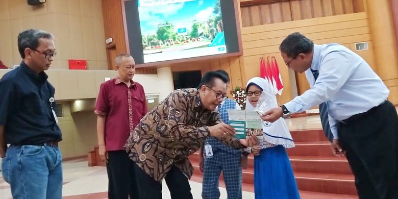 Universitas Terbuka dan PT Essilor menggelar bakti sosial Pemeriksaan Mata dan Pembagian Kacamata Gratis yang digelar di UT Convention Center, Tangerang Selatan pada 22 Agustus 2019 dalam rangka Dies Natalis UT ke-35.