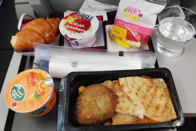 Sajian makanan dalam pesawat Qatar Airways