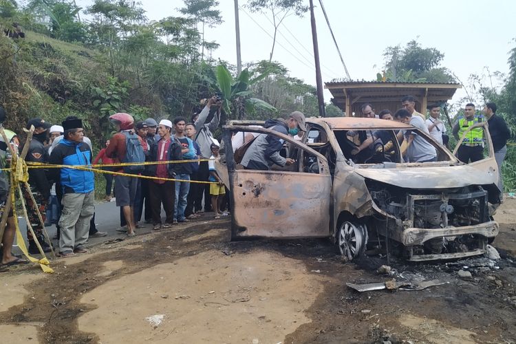 Proses olah tempat kejadian perkara temuan dua jasad di dalam mobil terbakar di Cidahu, Sukabumi, Jawa Barat, Minggu (25/8/2019).