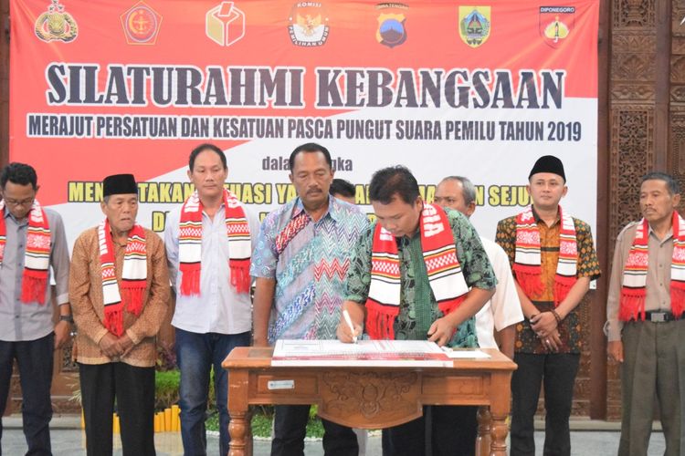 Salah seorang pimpinan partai politik mendatanangani deklarasi damai pasca Pemilu 2019 di Pendopo Kabupaten Pemalang, Jawa Tengah dalam acara Silaturakhmi Kebangsaan.