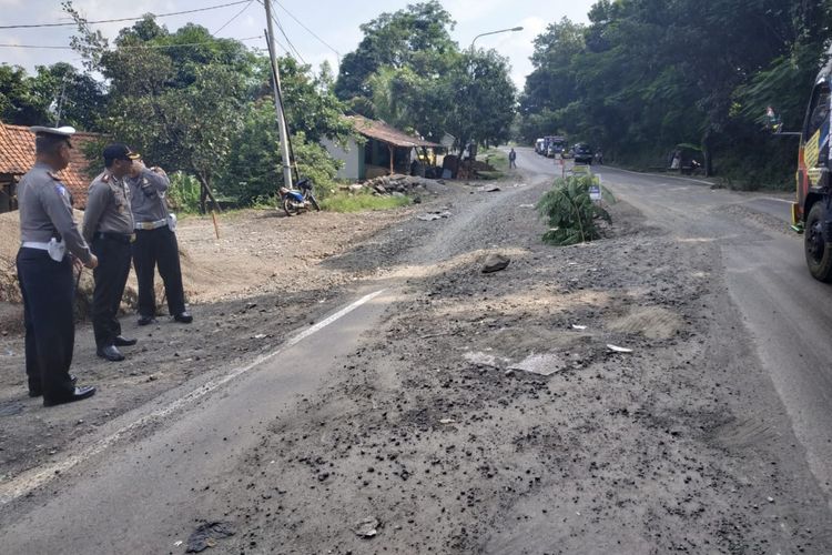 Jalan amblas di jalur mudik di Jalan Raya Cirebon-Bandung diharapkan rampung diperbaiki H-7 Lebaran. Dok. Polres Sumedang
