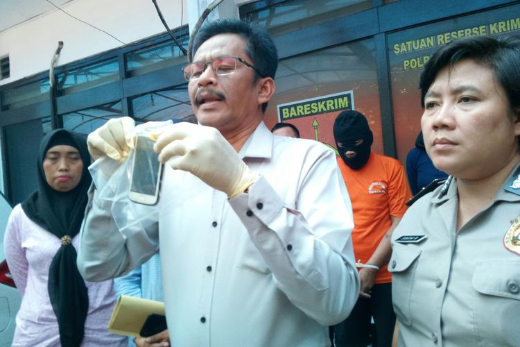 Wakasatreskrim Polrestabes Bandung Kompol Suparma tengah memperlihatkan barang bukti ponsel berisi chat tersangka yang mengancam korban. Tersangka DN tega cabuli anak kandungnya hingga hamil.