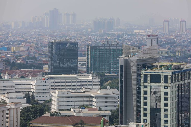 Suasana gedung bertingkat yang terlihat samar karena kabut polusi di Jakarta Pusat, Senin (8/7/2019). Kualitas udara di DKI Jakarta memburuk pada tahun ini dibandingkan tahun 2018. Prediksi ini berdasarkan pengukuran PM 2,5 atau partikel halus di udara yang berukuran lebih kecil dari 2,5 mikron (mikrometer).