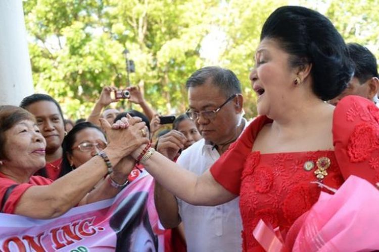 Mantan ibu negara Filipina, Imelda Marcos menyapa pendukungnya saat dia merayakan ulang tahun ke-85 di kediamannya di kota Batac, wilayah utara Filipina, Rabu (2/7/2014).