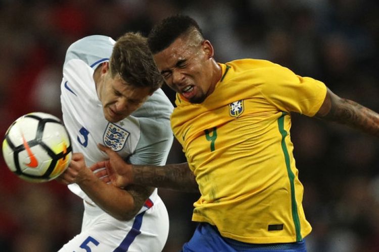 Bek timnas Inggris, John Stones (kiri), melakoni duel udara dengan penyerang Brasil, Gabriel Jesus, pada partai uji coba di Stadion Wembley, Selasa (14/11/2017).