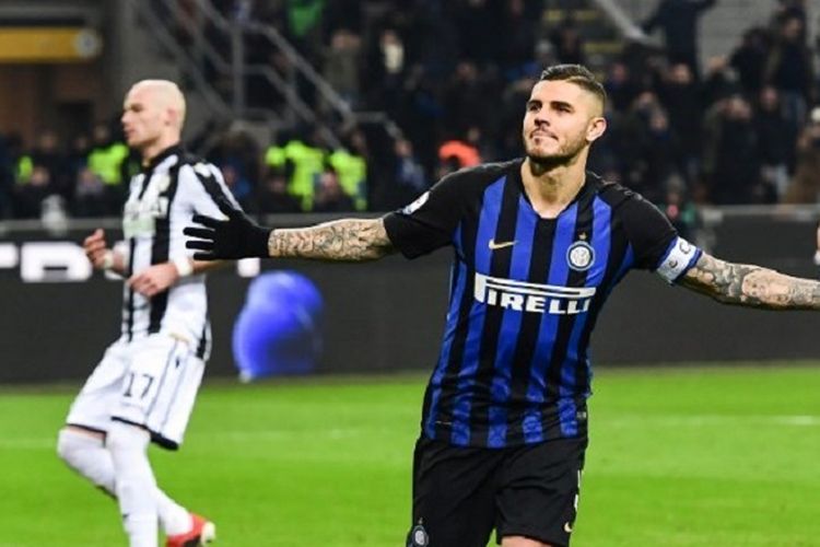 Gaya selebrasi Mauro Icardi seusai mencetak gol melalui titik penalti pada pertandingan Inter Milan vs Udinese dalam lanjutan Liga Italia di Stadion Giuseppe Meazza, 15 Desember 2018. 