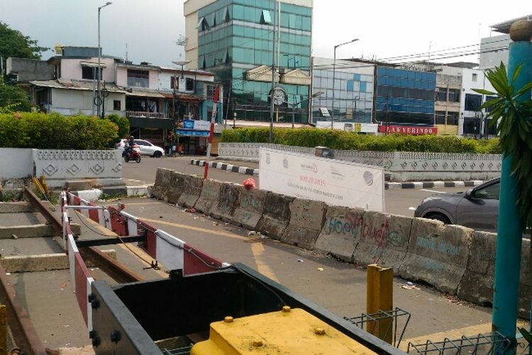Perlintasan sebidang KA Jalan Angkasa ditutup sementara mulai 13-27 Oktober 2017 dan akan mulai ditutup permanen pada 3 November 2017.