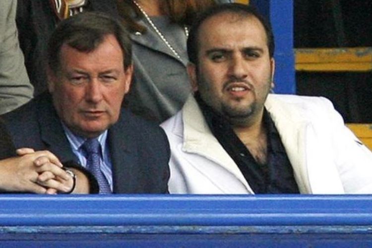 Sulaiman Al Fahim (kanan) pernah menjadi pemilik klub sepak bola Portsmouth selama enam pekan.
