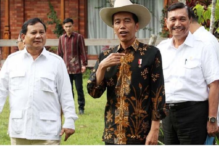 Presiden Joko Widodo bersama Ketua Umum Partai Gerindra Prabowo Subianto di kediaman Prabowo Subianto, Bogor, Jawa Barat, Senin (31/10/2016). 