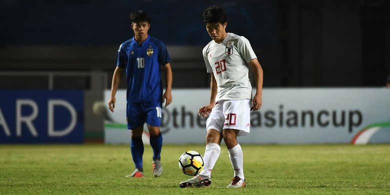 Pemain timnas U-19 Jepang, Taisei Miyashiro saat mengeksekusi penalti saat melawan timnas U-19 Thailand.