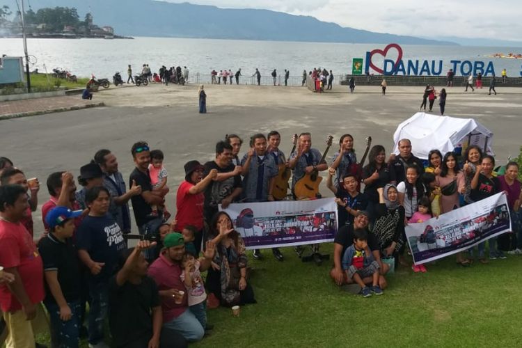 Togu Simomangkir penggagas rumah baca (Supo) Yayasan Alusi Tao Toba di Kabupaten Simalungun, Sumatera Utara bersama tim literasi nusantara dari Gramedia, Minggu (18/11/2018).