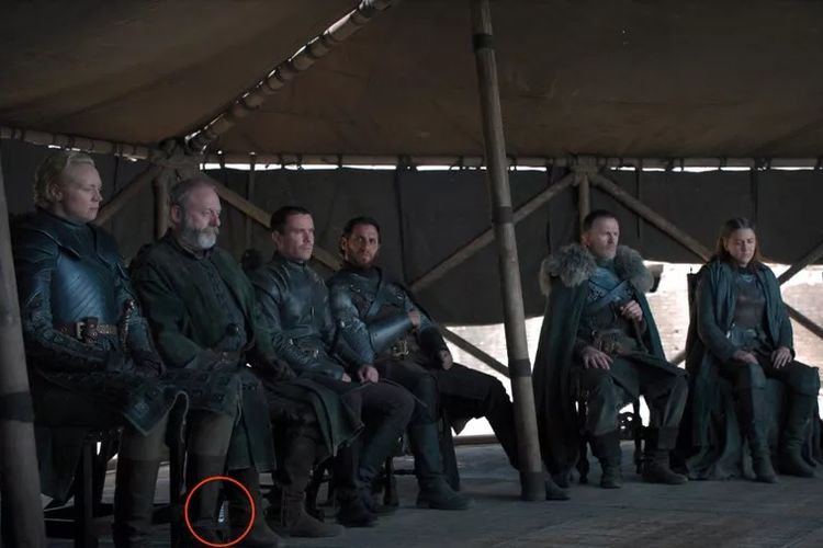 Botol plastik terlihat di salah satu adegan episode terakhir Game of Thrones.