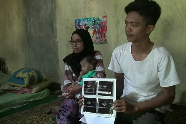 Kedua orangtua Mikaila saat ditemui dirumahnya di Banyudono, Boyolali, Rabu (19/7/2017)