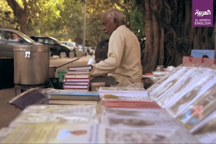 Laxman Rao, pria India berusia 66 tahun, yang bekerja sebagai penjual teh di pinggir jalanan di India, dan juga penulis 25 judul buku.