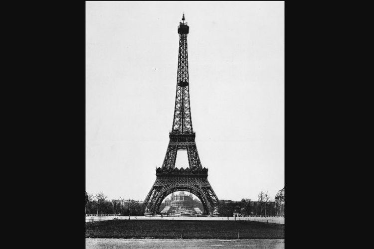 Foto Menara Eiffel yang diambil pada tahun 1889.