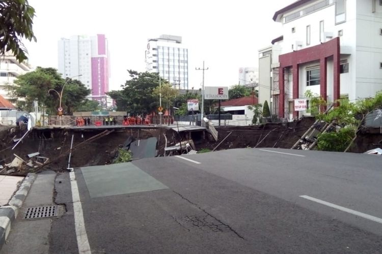 Sebagian badan jalan di Gubeng, Surabaya, mendadak ambles pada Selasa (18/12/2018) malam