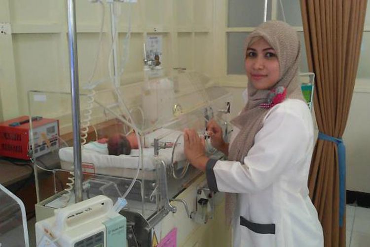 Petugas medis RSBT Pangkal Pinang, saat mengawasi bayi lahir kembar yang dirawat di ruang inkubator.
