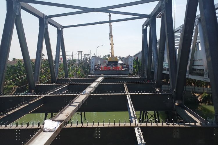 Jembatan Cincin Lama di Kabupaten Lamongan, Jawa Tmur, masih dalam perbaikan, Jumat (11/5/2018).