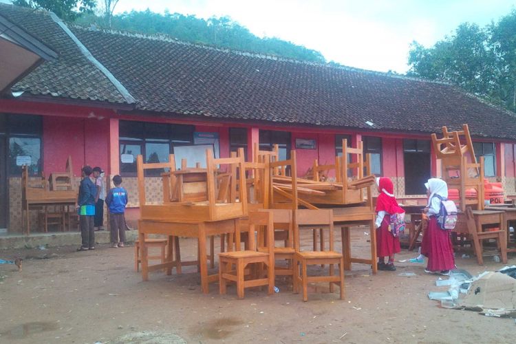  Sejumlah pelajar melewati susunan kursi dan meja baru di SDN Cimapag, Desa Sirnaresmi, Cisolok, Sukabumi, Jawa Barat, Selasa (8/1/2019). 