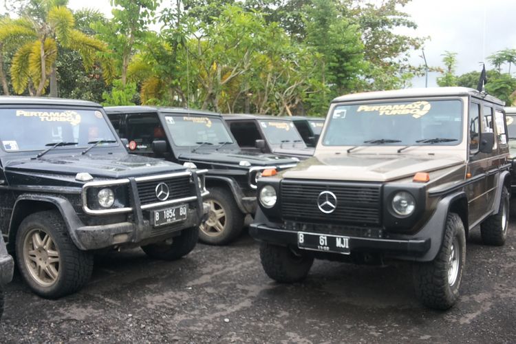 Sejumlah mobil Mercedes G-Wagen milik anggota komunitas Mercedes Jip Indonesia yang mengikuti turing di Banyuwangi dan Bali pada 8-12 Desember 2017.