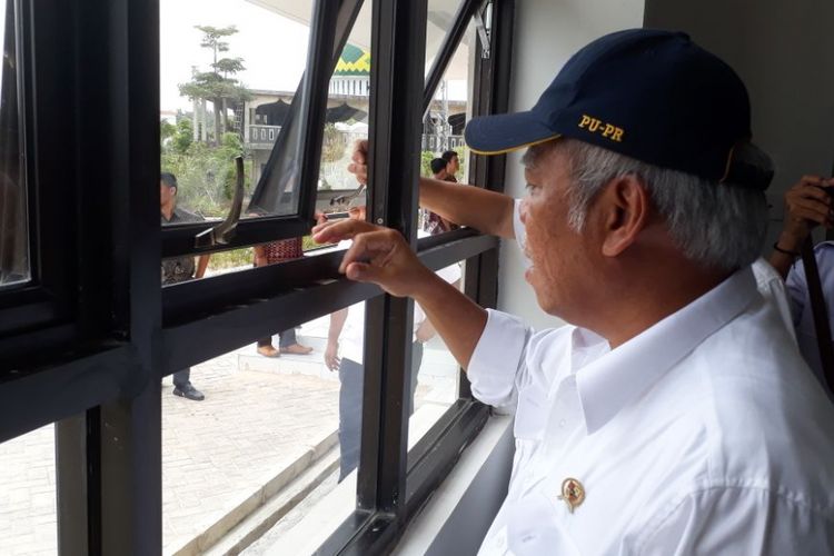 Menteri Pekerjaan Umum dan Perumahan Rakyat (PUPR) Mochamad Basuki Hadimoeljono melihat-lihat kondisi kamar dan sejumlah fasilutas yang ada di Rusunawa BTP, Batam, Kepulauan Riau.