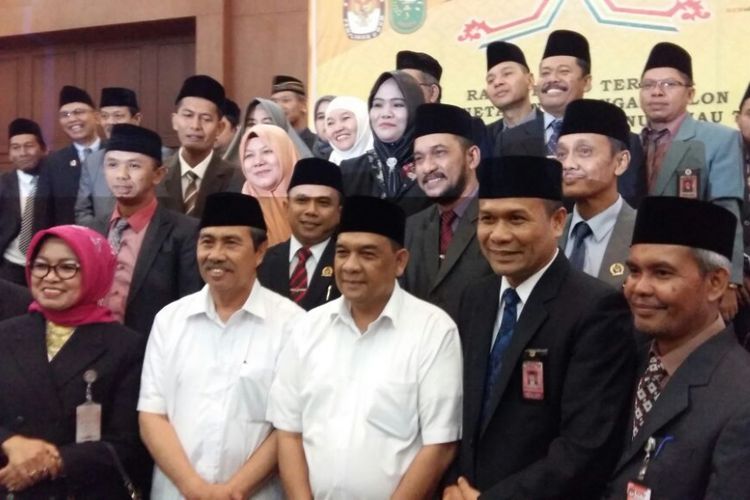 Pasangan Syamsuar-Edy Natar foto bersama usai rapat pleno penetapan kemenangan gubernur dan wakil gubernur Riau, Selasa (24/7/2018). 