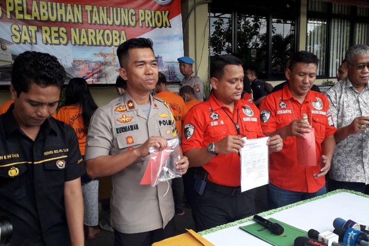 Polisi menunjukkan barang bukti yang didapat dari penangkapan Aris Idol dalam konferensi pers di Mapolres Pelabuhan Tanjung Priok, Rabu (16/1/2019).