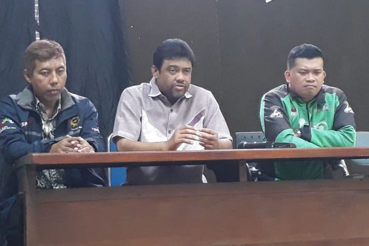 Kiri ke kanan: Kuasa hukum KATO Yudi Winarno, Koordinator Presidium KATO Said Iqbal, dan Sekretaris Jenderal KATO Yudi Arianto saat konferensi pers di kantor LBH Jakarta, Jakarta Pusat, Minggu (1/7/2018).