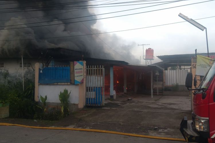 Sebuah bangunan di kawasan Cilangkap, Jakarta Timur, yang dijadikan sebagai lapo atau rumah makan khas Batak hangus terbakar pada Sabtu (13/4/2019) pagi.