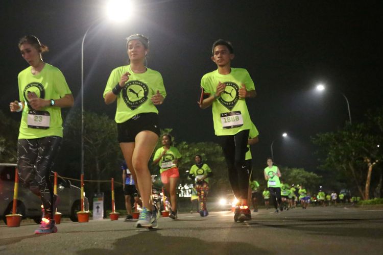 Para peserta saat mengikuti acara Puma Night Run di Kawasan Bumi Serpong Damai (BSD), Tangerang, Banten, Sabtu (02/09/2017). Puma mengadakan Lari maraton malam hari ini pertama kali di Indonesia, sekitar 5000 peserta dari berbagai daerah seperti Medan, Malang, Surabaya dan Jabodetabek berlari dalam dua kategori yaitu 6 kilometer dan 12 kilometer.