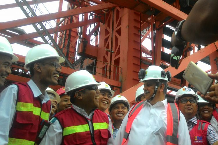 Dirut PLN Sofyan Basri sedang mengunjungi PLTU Teluk Balikpapan 2x100MW. Ia ditemani para pekerja PLTU saat menilik di dermaga sandar ponton batu bara di PLTU ini. 