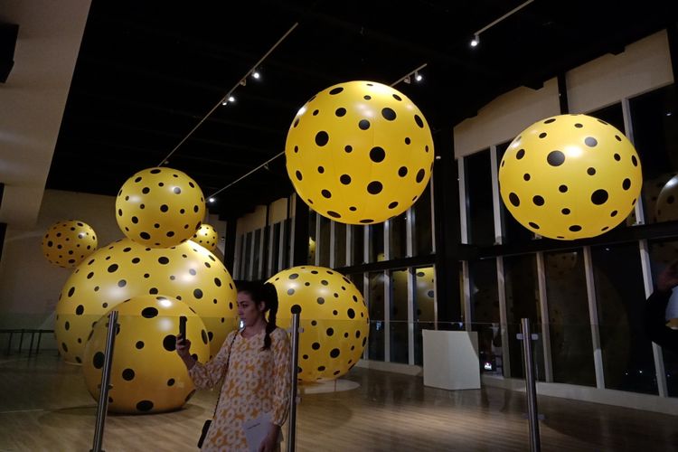 Seorang pengunjung tengah berfoto di salah satu instalasi karya seniman Yayoi Kusama di Museum Macan, Selasa (8/5/2018).