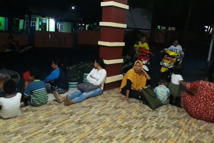 Beberapa warga di Kota Ternate, Maluku Utara mengungsi di kantor BPBD Kota Ternate, Senin (08/07/2019) dini hari