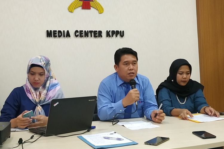 Komisioner Komisi Pengawas Persaingan Usaha (KPPU) Guntur Syahputra Saragih (tengah) memberikan keterangan di Media Center KPPU, Jakarta, Selasa (3/9/2019).