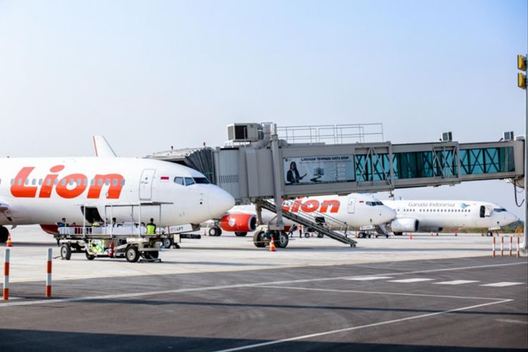 Sejumlah maskapai mulai beroperasi di Bandara Kertajati pada hari pertama pengalihan penerbangan dari Bandara Husein Sastranegara Bandung, Senin (1/7/2019). 