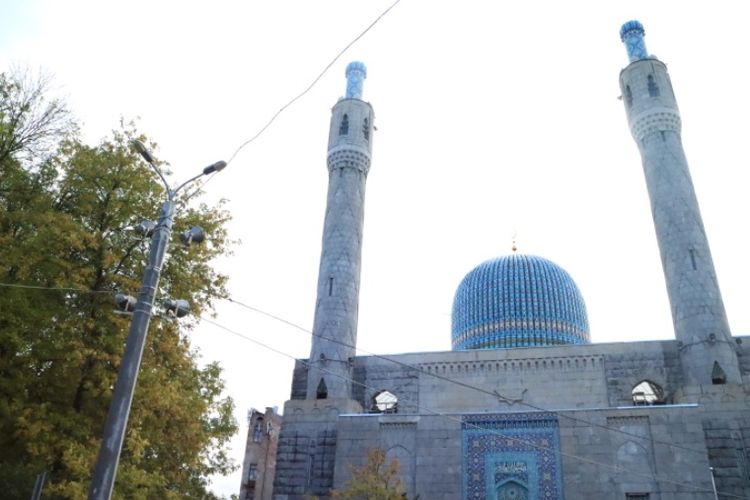 Blue Mosque di kota Saint Petersburg, Rusia. Masjid ini sempat ditutup selama era Uni Soviet berkuasa. Namun, Bung Karno meminta masjid ini kembali dibuka dan dikabulkan pimpinan Soviet waktu itu, Nikita Khrushchev.