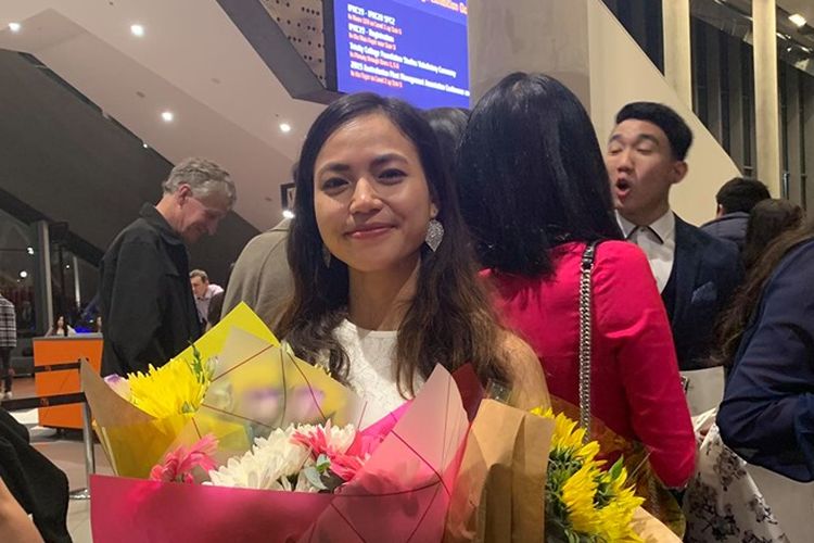Sophy Ron, mahasiswi asal Kamboja yang dulunya menjadi pemulung, berhasil menjadi lulusan terbaik di Trinity College di University of Melbourne pada 24 Mei 2019.