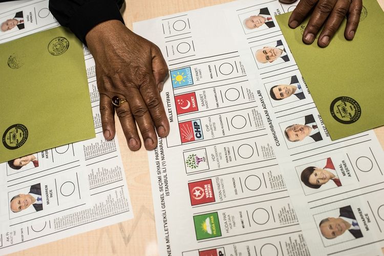 Kertas suara yang menunjukkan partai dan calon presiden yang digunakan saat pemungutan suara dalam Pemilu di Turki, Minggu (24/6/2018).