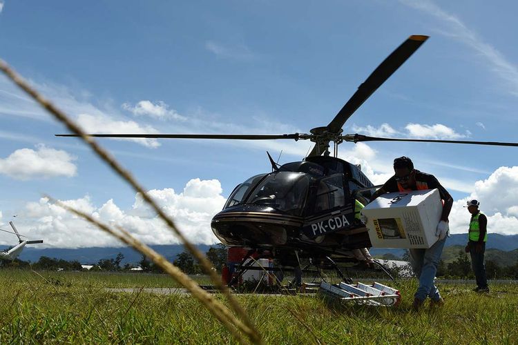 Petugas mengangkat logistik Pemilu 2019 yang akan dikirim ke distrik-distrik di Bandara Wamena, Jayawijaya, Papua, Sabtu (13/4/2019). Logistik Pemilu 2019 tersebut didistribusikan lewat udara dengan menggunakan helikopter ke kabupaten Yalimo yakni di distrik Welare dan Benawa.
