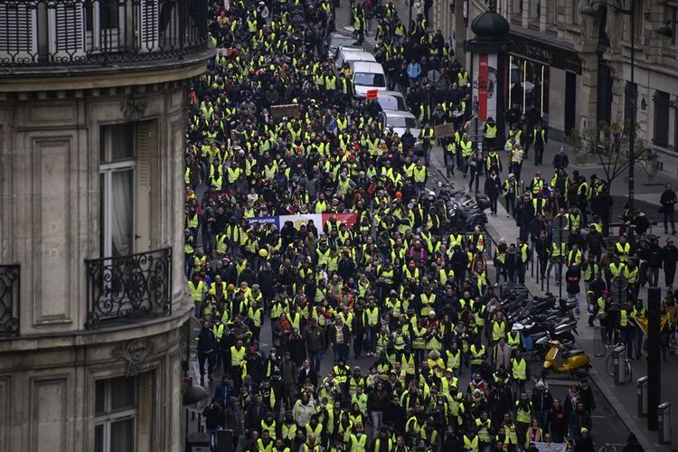 Massa unjuk rasa rompi kuning saat kembali turun ke jalanan di Kota Paris pada Sabtu (5/1/2019).