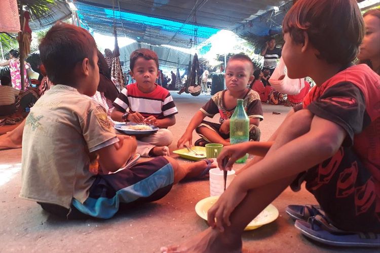 Anak-anak korban gempa bumi di Desa Balitata, Kecamatan Gane Barat, Kabupaten Halmahera Selatan, Maluku Utara, Sabtu (20/07/2019)