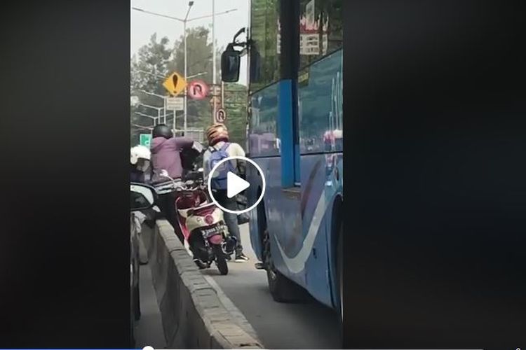 Video mengenai pengendara motor yang bahu-membahu mengangkat motor mereka ke luar jalur transjakarta viral di media sosial. 