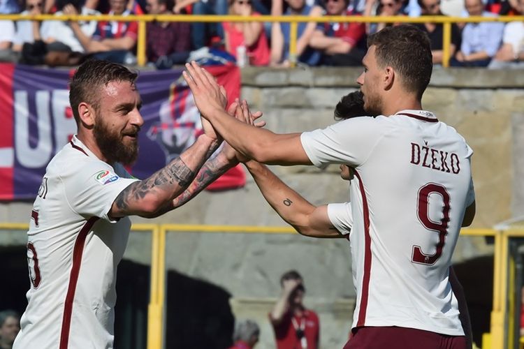 Penyerang AS Roma, Edin Dzeko (kanan), merayakan gol bersama rekannya Daniele De Rossi saat melawan Bologna pada 9 April 2017.