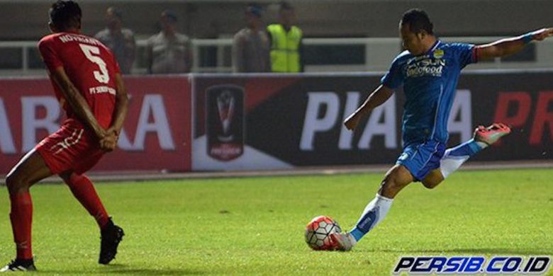 Kapten Persib, Atep, mencoba melepas tembakan sementara bek Semen Padang, Novrianto, menghalangi-halanginya pada laga perebutan tempat ketiga Piala Presiden 2017 di Stadion Pakansari, Sabtu (11/3/2017). 