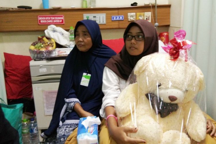 Anisa Salim (14) bersama ibunya Siti Jahroh saat ditemui wartawan di Ruang Kemuning RS Hasan Sadikin Bandung, Minggu (1/10/2017)