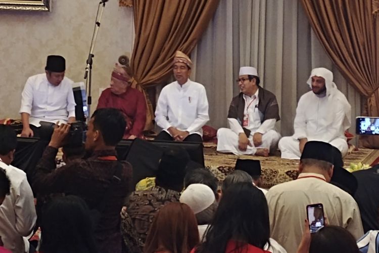 Presiden Jokowi tiba kediaman KMS H Abdul Halim Ali di Jalan Dr. M Isa, untuk bersilaturahmi dengan para tokoh agama dan tokoh masyarakat se-Sumatera Selatan, Sabtu (24/11/2018) malam.