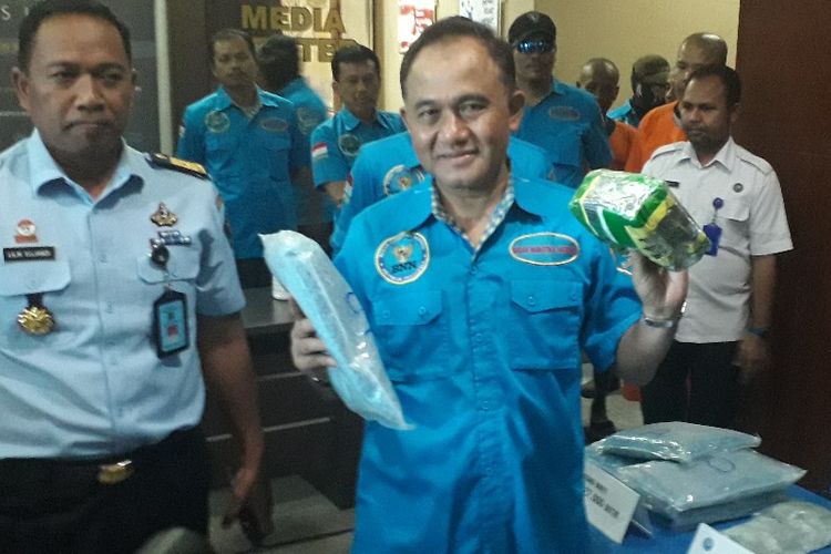 Kepala BNN Komjen Heru Winarko menunjukkan barang bukti kasus jaringan narkoba yang melibatkan narapidana dalam konferensi pers di Kantor BNN, Selasa (25/6/2019).